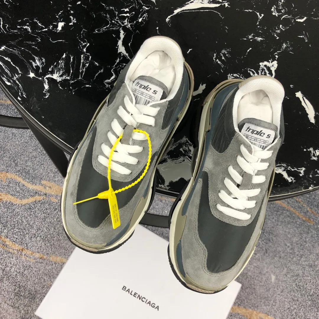 👟👟Ex-factory price 800👟👟 Balenciaga second generation 17 colors🖤 Balenciaga Triple-s Balenciaga-dad shoes. The world’s most popular retro jogging shoes 🔥. 🔺Retro distressed craftsmanship ~ original combination sole, heavy craftsmanship, not a low-end 2-layer combination sole! The upper is made of imported parachute cloth spliced ​​with nubuck matte, priced at 24 yuan per foot, which is different from the ordinary canvas on the market! The back is covered with cowhide high-frequency embossing! ⚠️When purchasing authentic products at the counter, I specifically asked the clerk about the materials. Size: 35-41 yards, men’s size 39-45, matching cloth bag, shoelaces, complete certificate of certification/men’s model will be notified later.